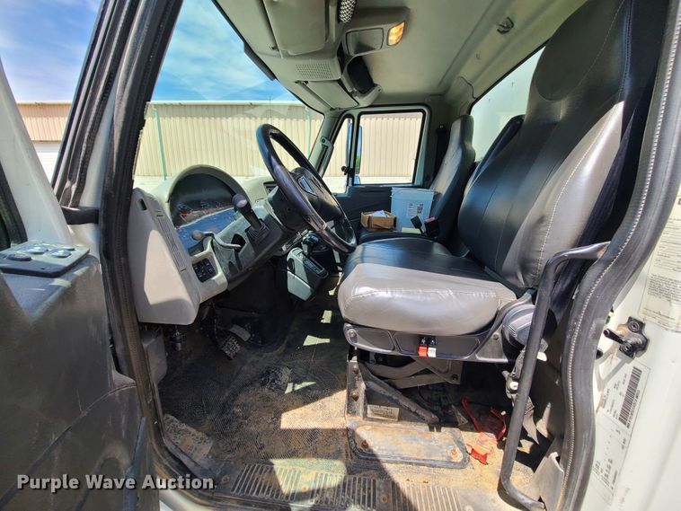 image for item JA9882 2011 International DuraStar 4400  flatbed truck