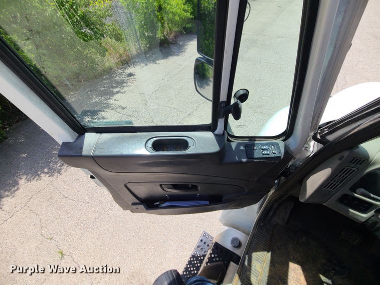 image for item JA9882 2011 International DuraStar 4400  flatbed truck