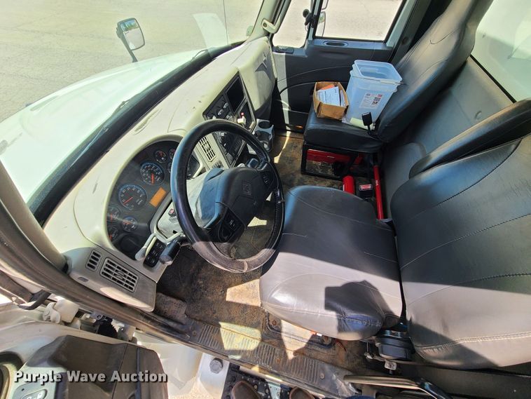 image for item JA9882 2011 International DuraStar 4400  flatbed truck