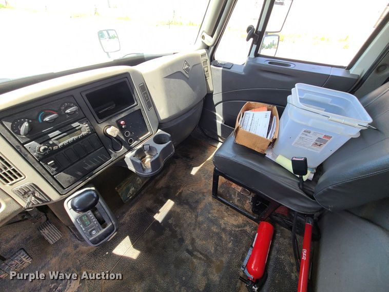 image for item JA9882 2011 International DuraStar 4400  flatbed truck