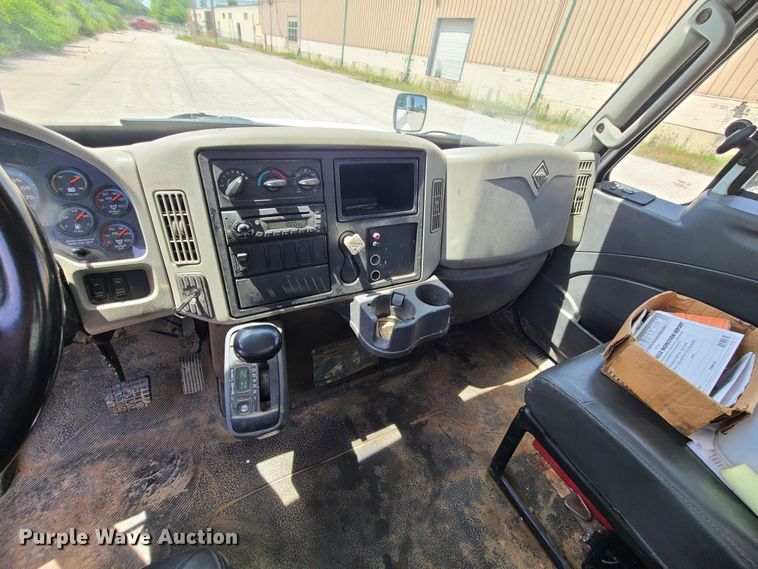 image for item JA9882 2011 International DuraStar 4400  flatbed truck