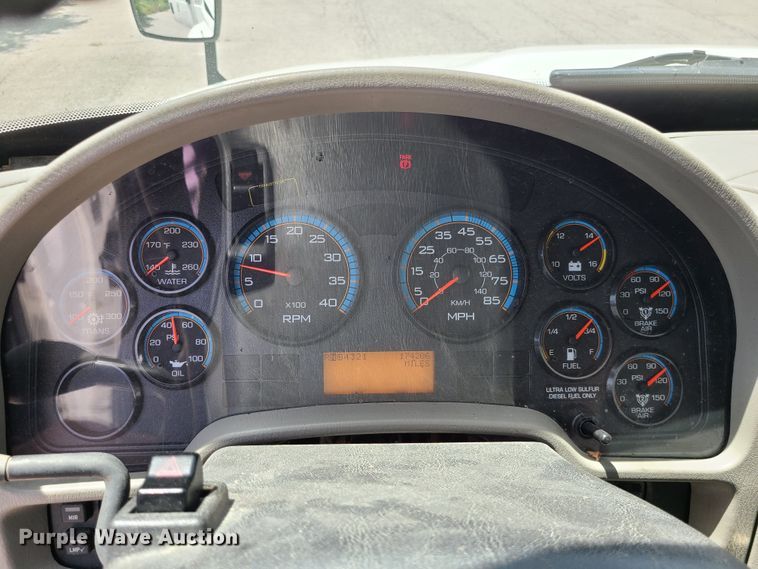 image for item JA9882 2011 International DuraStar 4400  flatbed truck