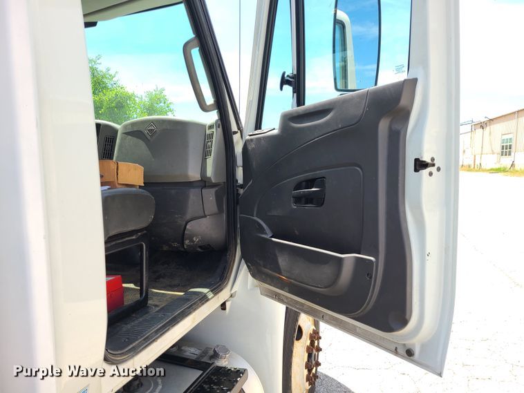 image for item JA9882 2011 International DuraStar 4400  flatbed truck