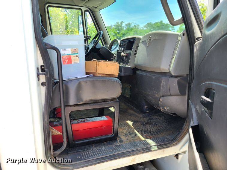 image for item JA9882 2011 International DuraStar 4400  flatbed truck