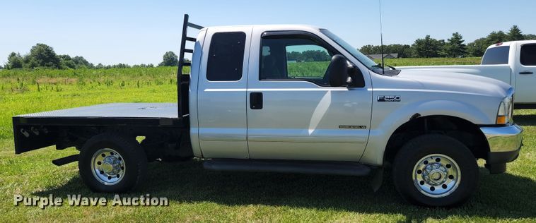 image for item JM9006 2002 Ford F250 Super Duty XLT  SuperCab flatbed pickup truck