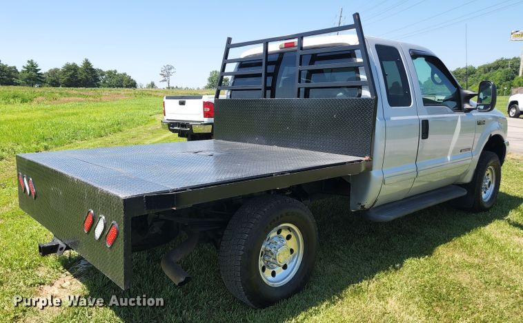 image for item JM9006 2002 Ford F250 Super Duty XLT  SuperCab flatbed pickup truck