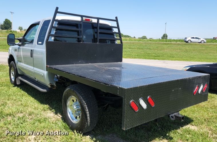 image for item JM9006 2002 Ford F250 Super Duty XLT  SuperCab flatbed pickup truck