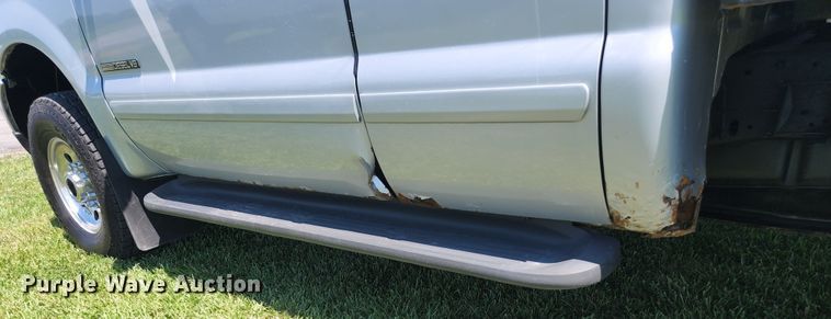 image for item JM9006 2002 Ford F250 Super Duty XLT  SuperCab flatbed pickup truck