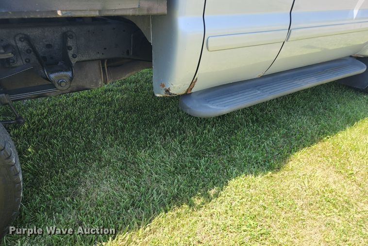 image for item JM9006 2002 Ford F250 Super Duty XLT  SuperCab flatbed pickup truck