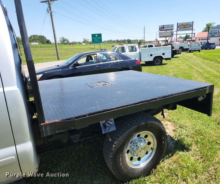 image for item JM9006 2002 Ford F250 Super Duty XLT  SuperCab flatbed pickup truck