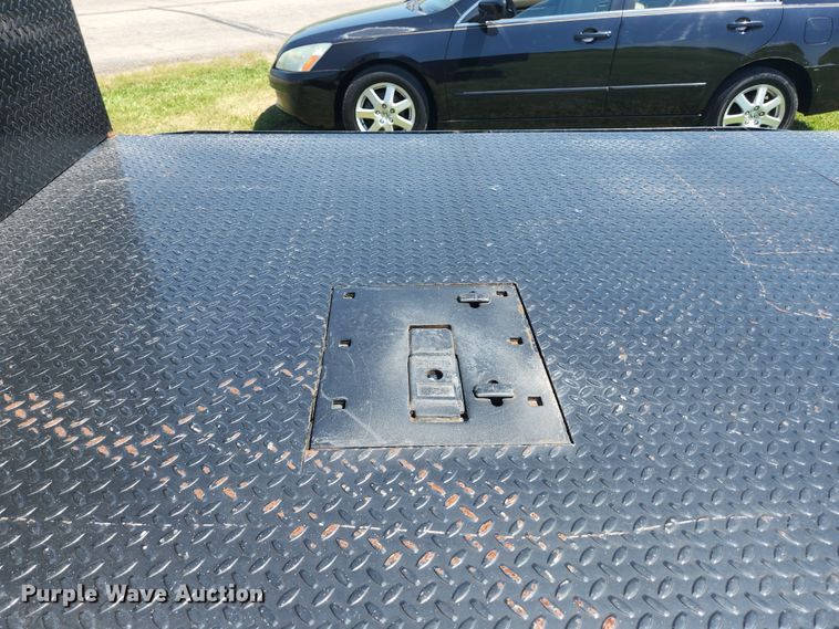 image for item JM9006 2002 Ford F250 Super Duty XLT  SuperCab flatbed pickup truck