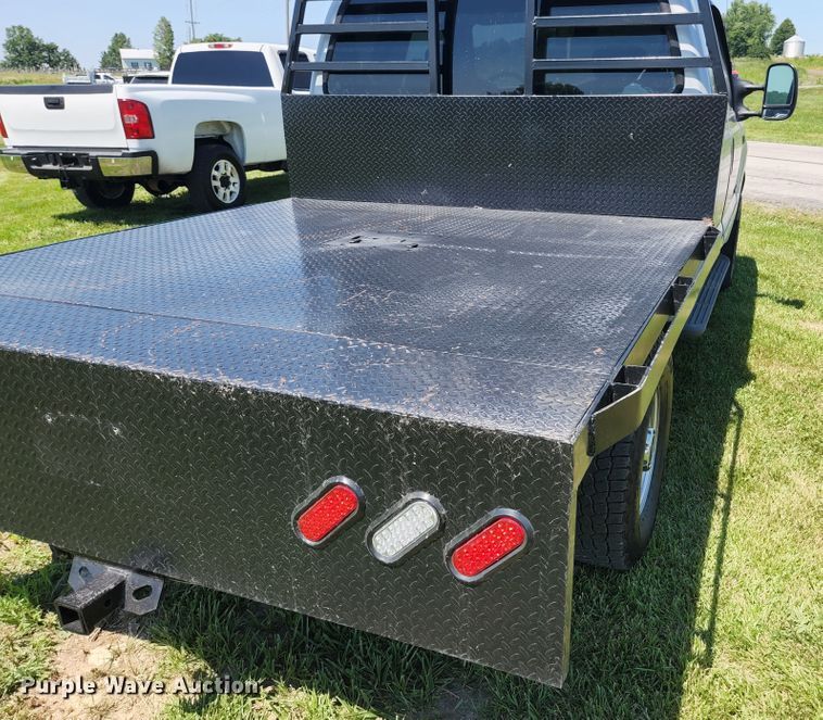 image for item JM9006 2002 Ford F250 Super Duty XLT  SuperCab flatbed pickup truck