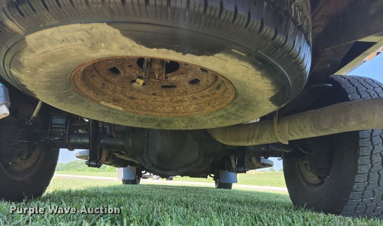 image for item JM9006 2002 Ford F250 Super Duty XLT  SuperCab flatbed pickup truck