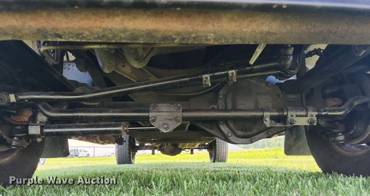 image for item JM9006 2002 Ford F250 Super Duty XLT  SuperCab flatbed pickup truck