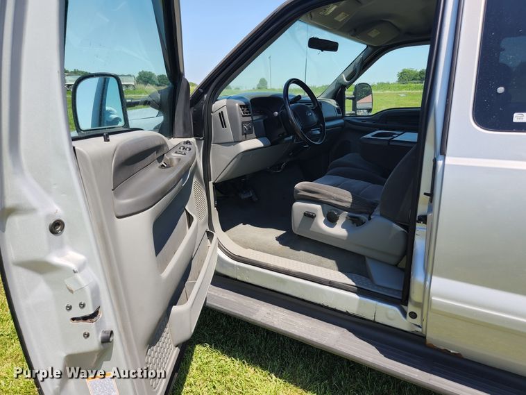 image for item JM9006 2002 Ford F250 Super Duty XLT  SuperCab flatbed pickup truck