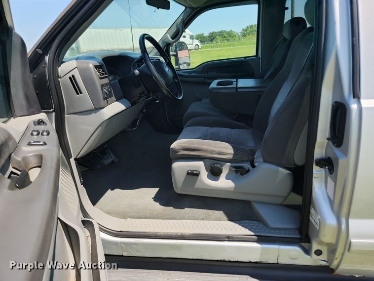 image for item JM9006 2002 Ford F250 Super Duty XLT  SuperCab flatbed pickup truck