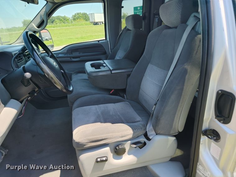 image for item JM9006 2002 Ford F250 Super Duty XLT  SuperCab flatbed pickup truck