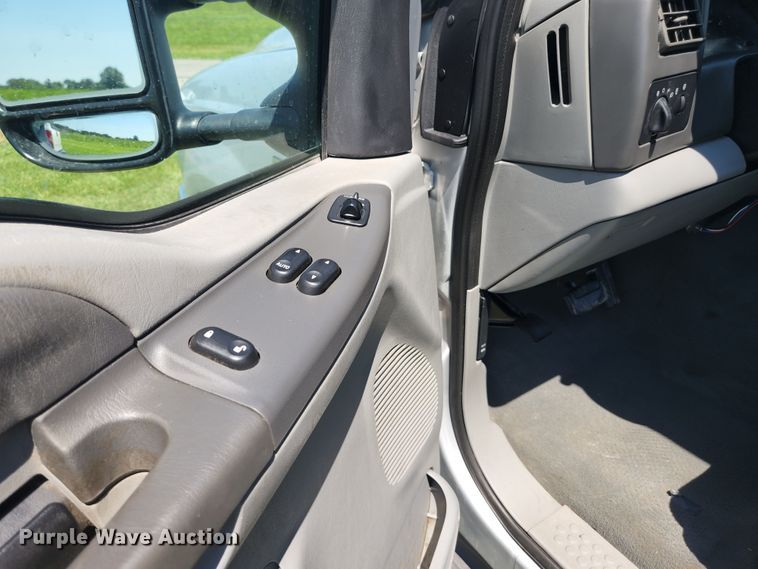 image for item JM9006 2002 Ford F250 Super Duty XLT  SuperCab flatbed pickup truck