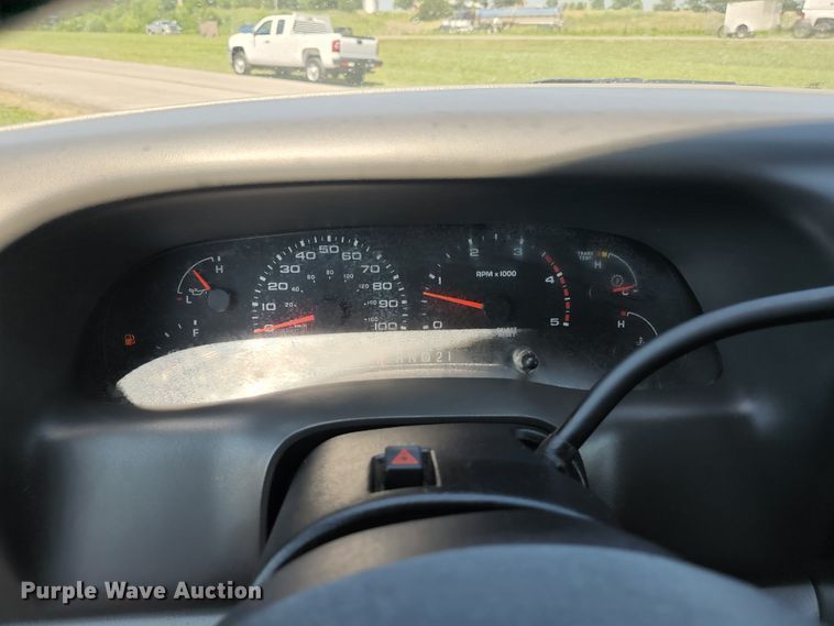 image for item JM9006 2002 Ford F250 Super Duty XLT  SuperCab flatbed pickup truck