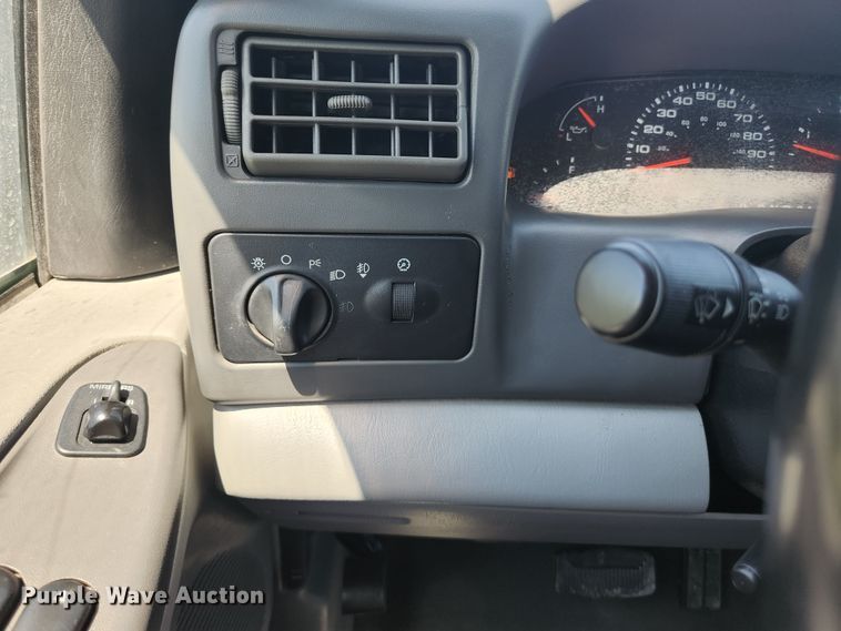 image for item JM9006 2002 Ford F250 Super Duty XLT  SuperCab flatbed pickup truck