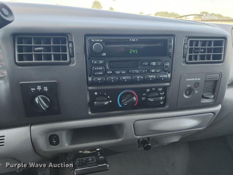 image for item JM9006 2002 Ford F250 Super Duty XLT  SuperCab flatbed pickup truck