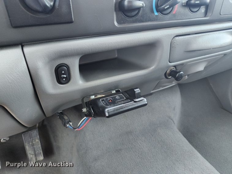 image for item JM9006 2002 Ford F250 Super Duty XLT  SuperCab flatbed pickup truck