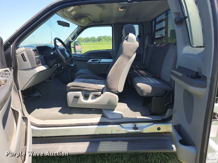 image for item JM9006 2002 Ford F250 Super Duty XLT  SuperCab flatbed pickup truck