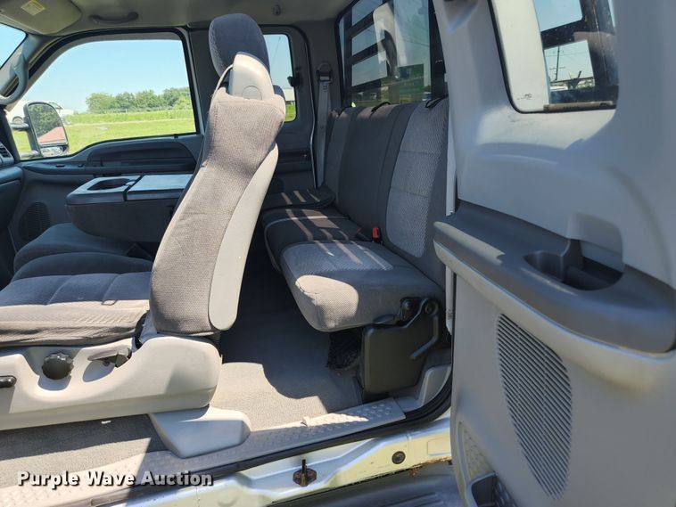 image for item JM9006 2002 Ford F250 Super Duty XLT  SuperCab flatbed pickup truck