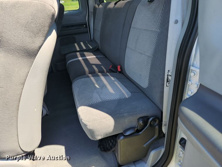 image for item JM9006 2002 Ford F250 Super Duty XLT  SuperCab flatbed pickup truck