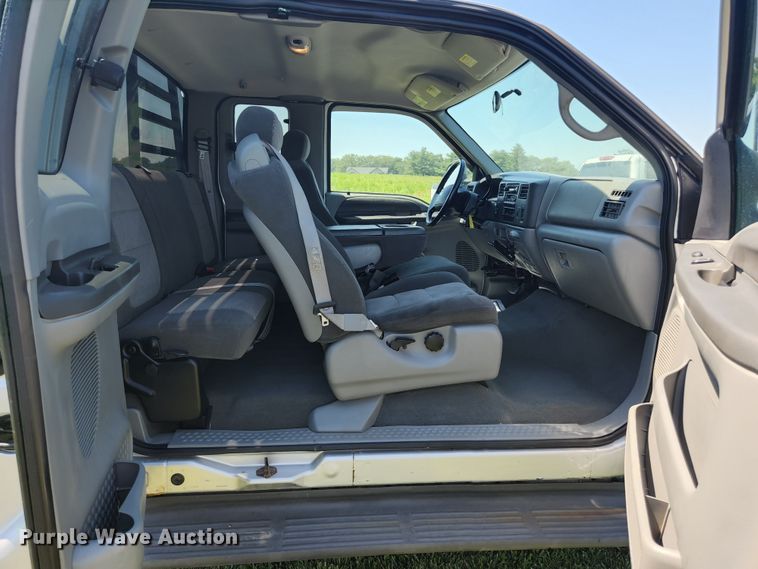 image for item JM9006 2002 Ford F250 Super Duty XLT  SuperCab flatbed pickup truck