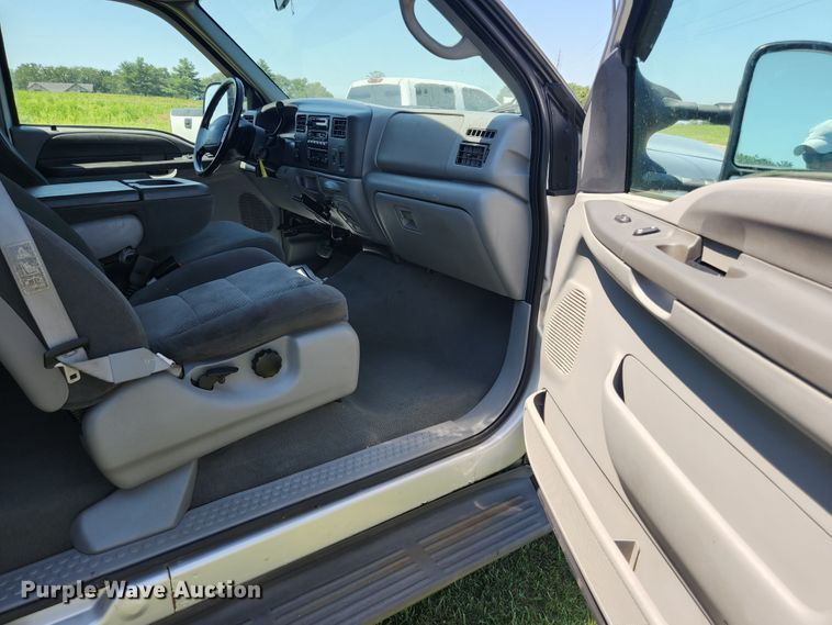 image for item JM9006 2002 Ford F250 Super Duty XLT  SuperCab flatbed pickup truck