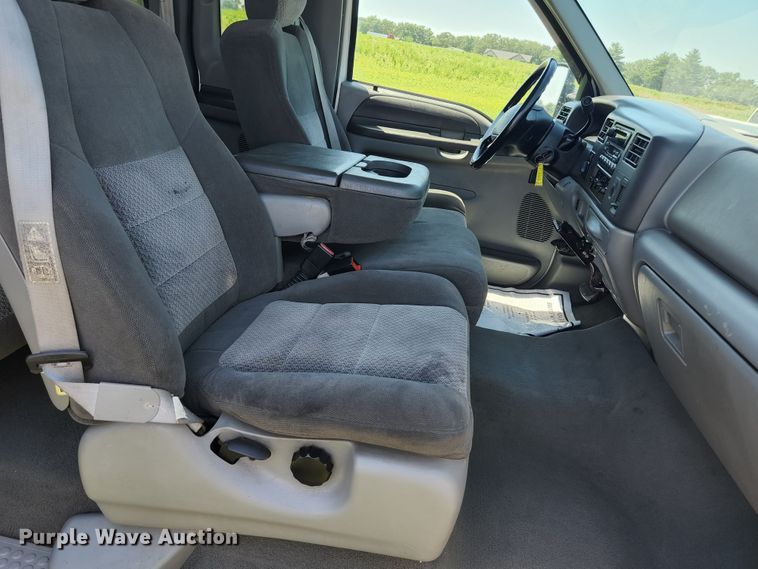 image for item JM9006 2002 Ford F250 Super Duty XLT  SuperCab flatbed pickup truck