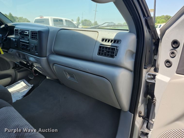 image for item JM9006 2002 Ford F250 Super Duty XLT  SuperCab flatbed pickup truck