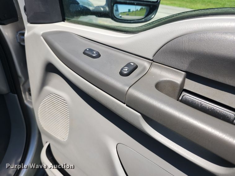 image for item JM9006 2002 Ford F250 Super Duty XLT  SuperCab flatbed pickup truck