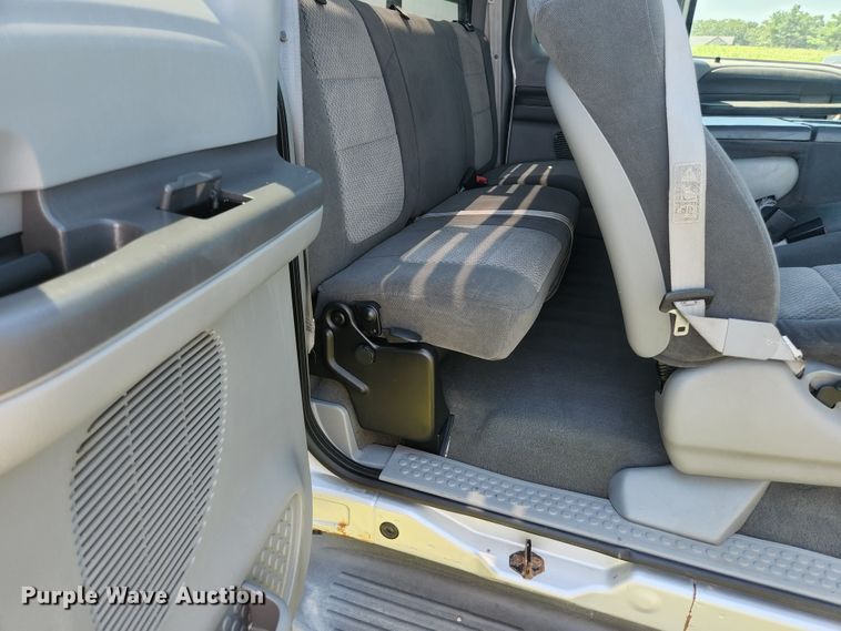 image for item JM9006 2002 Ford F250 Super Duty XLT  SuperCab flatbed pickup truck