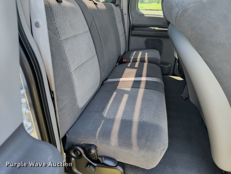 image for item JM9006 2002 Ford F250 Super Duty XLT  SuperCab flatbed pickup truck