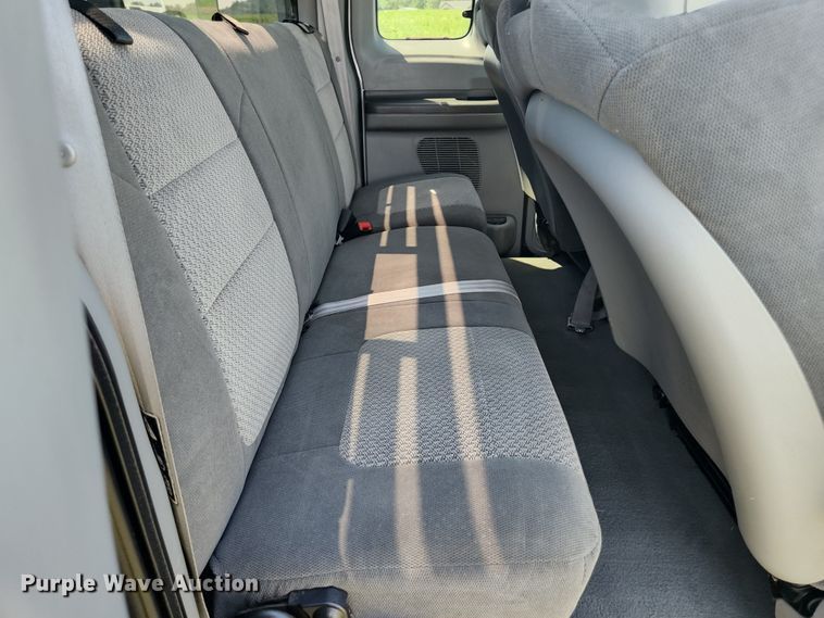 image for item JM9006 2002 Ford F250 Super Duty XLT  SuperCab flatbed pickup truck