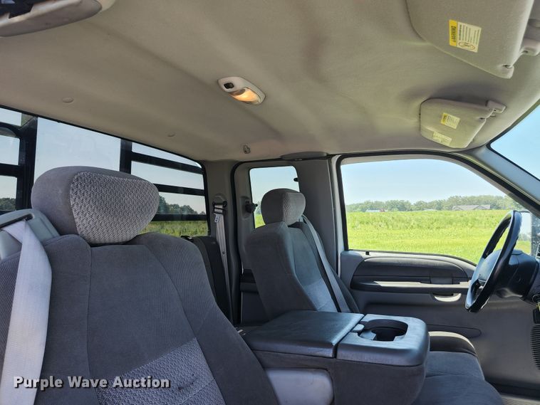 image for item JM9006 2002 Ford F250 Super Duty XLT  SuperCab flatbed pickup truck