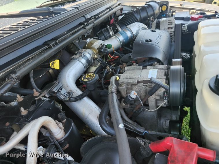 image for item JM9006 2002 Ford F250 Super Duty XLT  SuperCab flatbed pickup truck