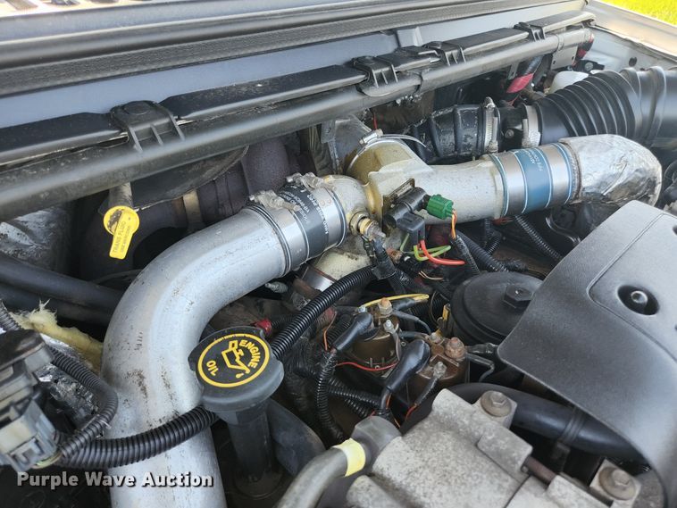 image for item JM9006 2002 Ford F250 Super Duty XLT  SuperCab flatbed pickup truck