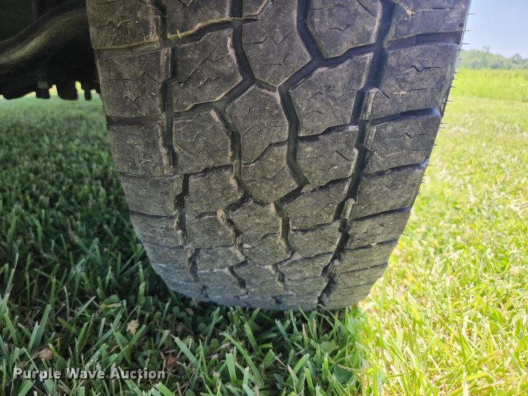 image for item JM9006 2002 Ford F250 Super Duty XLT  SuperCab flatbed pickup truck