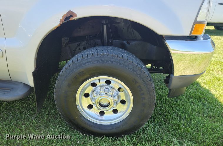 image for item JM9006 2002 Ford F250 Super Duty XLT  SuperCab flatbed pickup truck