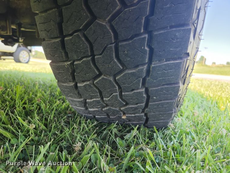 image for item JM9006 2002 Ford F250 Super Duty XLT  SuperCab flatbed pickup truck