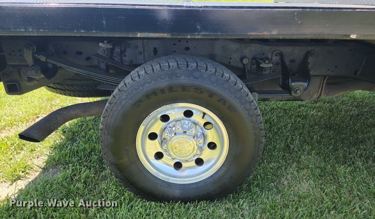 image for item JM9006 2002 Ford F250 Super Duty XLT  SuperCab flatbed pickup truck