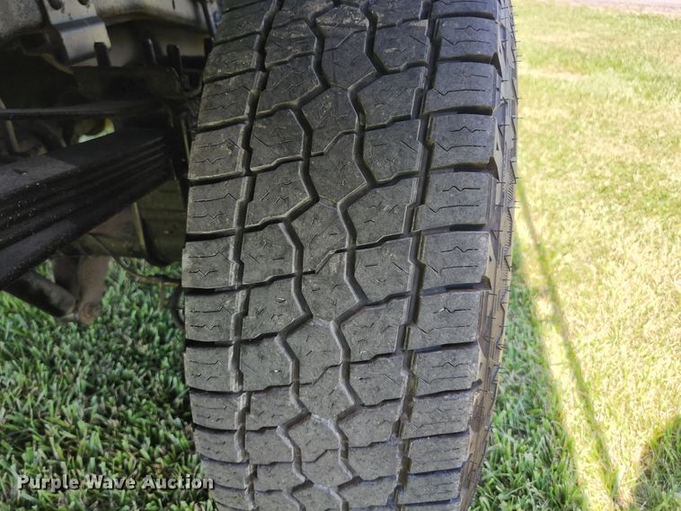 image for item JM9006 2002 Ford F250 Super Duty XLT  SuperCab flatbed pickup truck