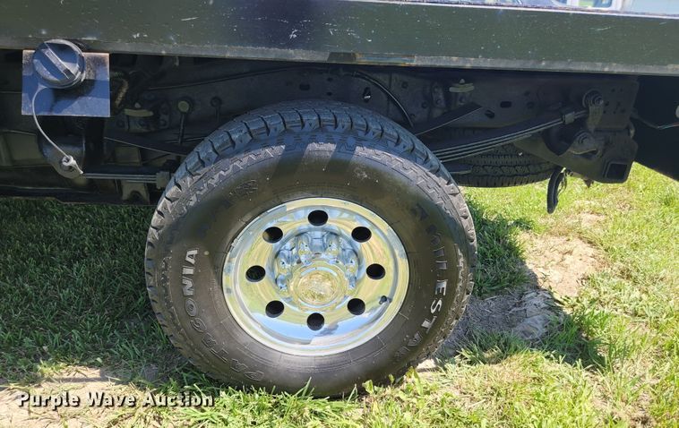 image for item JM9006 2002 Ford F250 Super Duty XLT  SuperCab flatbed pickup truck