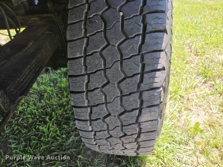 image for item JM9006 2002 Ford F250 Super Duty XLT  SuperCab flatbed pickup truck