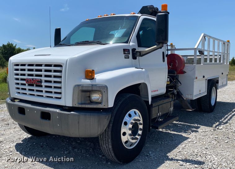 image for item JU9285 2005 GMC C7500  flatbed truck