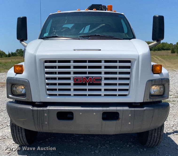 image for item JU9285 2005 GMC C7500  flatbed truck