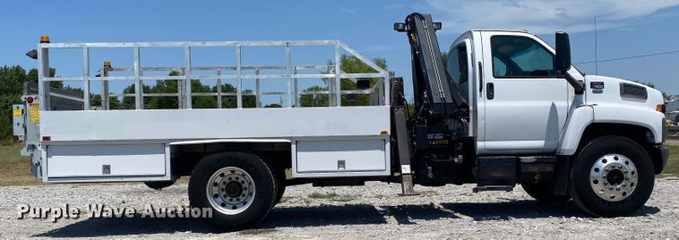 image for item JU9285 2005 GMC C7500  flatbed truck